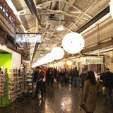 Meatpacking District – Battery Park   Wo früher Blut von den Schlachthäusern auf die Straße floss, reihen sich heute Galerien aneinander. Wer hip sein will, den zieht es zum Chelsea Market, ins Whitney Museum of American Art oder zur High Line, einer ehemaligen Hochbahntrasse, die zur begrünten Flaniermeile wurde. Ich spaziere die Trasse ein Stück entlang. Die Passanten sind chic gekleidet, ein wenig erinnert die Szenerie an eine Modenschau unter freien Himmel. Radfahren ist hier leider verboten. Aber es gibt ja den Hudson River Greenway – und damit freie Fahrt den Fluss entlang. Möwen kreischen und drängen sich auf alten, morschen Pierpfosten aneinander. Der Wind trägt mir den Geruch des Meeres in die Nase. Ich erreiche den Battery Park an der südlichsten Spitze Manhattans. Blick auf die Freiheitsstatue. Unzählige Male hat jeder die Lady aus Kupfer in seinem Leben gesehen. Im Fernsehen, im Internet, in Büchern. Wenn sie in echt auftaucht, ist da trotzdem plötzlich ein Kribbeln im Bauch. Der New-York- Moment schlechthin! Wäre doch schade gewesen, wenn der Coca-Cola-Truck vorhin ihn verhindert hätte. 