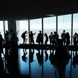 Battery Park – Chinatown   Ich kurve kreuz und quer durch Lower Manhattan. Auch hier: Sehenswürdigkeiten am Fließband. Vor dem One World Trade Center schließe ich mein Fahrrad ab, um mit dem Aufzug in den 100. Stock und zur Aussichtsplattform zu rasen. Von hier oben versuche ich meine bereits gefahrene Strecke auszumachen, der Weg kommt mir unmöglich weit vor, der Großstadtdschungel dicht und unübersichtlich. Dort soll ich durchgeradelt sein? Ich kann es kaum glauben. Wieder unten schaue ich beklommen dem fließenden Wasser des 9/11 Memorial nach. Weiter durch die Windkanäle und Häuserschluchten des Financial District. Hinüber nach Chinatown, wo mein Fahrrad mich in eine andere Welt bringt, die von einer Straßenecke zur anderen plötzlich da ist. Chinesische Schrift, asiatische Gerüche. Metzger tragen Schweinehälften an mir vorbei. In den Auslagen der Geschäfte stapeln sich stachelige Durian-Früchte, getrocknete Fische und geheimnisvolle Medizinfläschchen. Ich lenke mein Fahrrad durch schrille Farben, fremde Stimmen, dann ist Chinatown, so plötzlich wie es da war, auch wieder verschwunden, und vor mir taucht die Brooklyn Bridge auf. 