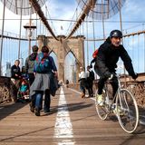 Chinatown – Brooklyn Heights   Die Fahrt über die Brooklyn Bridge ist die Paris–Roubaix-Etappe meiner Manhattan-Tour. Was beim Radsportklassiker die Pflastersteine, sind hier die Holzlatten des Radwegs, der in diesem Spinnennetz aus Stahl über den East River führt. Der Sattel klopft rhythmisch gegen mein Hinterteil, das eh schon schmerzt. In Brooklyn angekommen, blicke ich auf die Skyline von Lower Manhattan – und zurück. Per Fahrrad lässt sich Manhattan bestens erobern. Die Sinfonie aus Hupen und Schreien, die Gerüche – alles mischt sich hervorragend mit dem Fahrtwind.