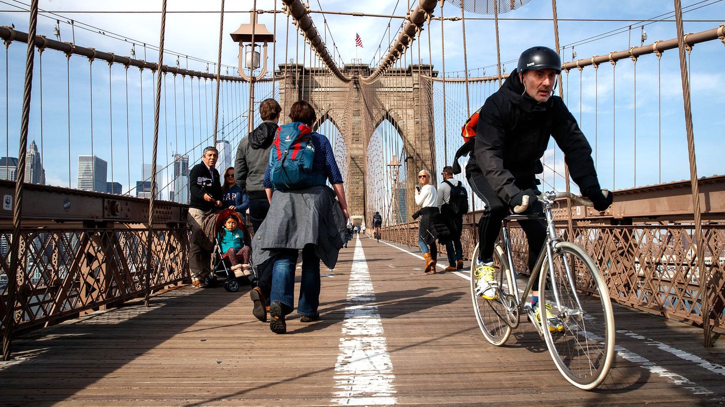 Von Harlem nach Brooklyn: Chinatown – Brooklyn Heights Die Fahrt über die Brooklyn Bridge ist die Paris–Roubaix-Etappe meiner Manhattan-Tour. Was beim Radsportklassiker die Pflastersteine, sind hier die Holzlatten des Radwegs, der in diesem Spinnennetz aus Stahl über den East River führt. Der Sattel klopft rhythmisch gegen mein Hinterteil, das eh schon schmerzt. In Brooklyn angekommen, blicke ich auf die Skyline von Lower Manhattan – und zurück. Per Fahrrad lässt sich Manhattan bestens erobern. Die Sinfonie aus Hupen und Schreien, die Gerüche – alles mischt sich hervorragend mit dem Fahrtwind. Chinatown – Brooklyn Heights Die Fahrt über die Brooklyn Bridge ist die Paris–Roubaix-Etappe meiner Manhattan-Tour. Was beim Radsportklassiker die Pflastersteine, sind hier die Holzlatten des Radwegs, der in diesem Spinnennetz aus Stahl über den East River führt. Der Sattel klopft rhythmisch gegen mein Hinterteil, das eh schon schmerzt. In Brooklyn angekommen, blicke ich auf die Skyline von Lower Manhattan – und zurück. Per Fahrrad lässt sich Manhattan bestens erobern. Die Sinfonie aus Hupen und Schreien, die Gerüche – alles mischt sich hervorragend mit dem Fahrtwind.
