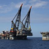 Die Nummer 1: Mit einer Länge von 200 Metern, einer Breite von 90 Metern und einer Tragkraft von 14.200 Tonnen kann das leistungsstärkste Kranschiff der Welt das Gesamtgewicht von 25 Passagierflugzeugen heben - Platz 1 im Ranking!