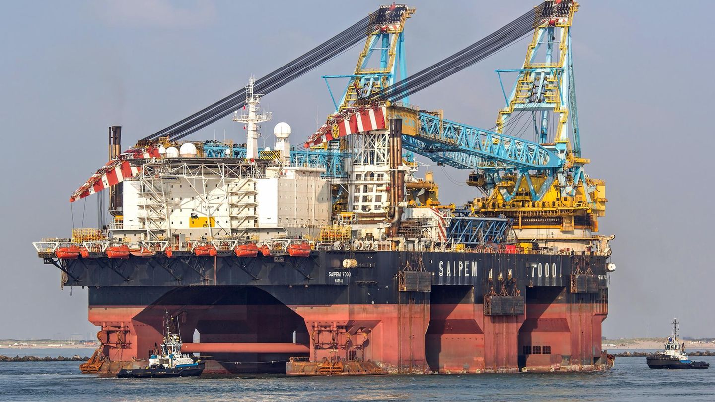 Der Zweitplatzierte - Saipem 7000 - ist 197,5 Meter lang sowie 87 Meter breit. Mit nur zwei kleinen Kranen befördert er ein Gesamtgewicht von 14.000 Tonnen. Das ist mehr als 100 große LKWs.