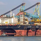 Der Zweitplatzierte - Saipem 7000 - ist 197,5 Meter lang sowie 87 Meter breit. Mit nur zwei kleinen Kranen befördert er ein Gesamtgewicht von 14.000 Tonnen. Das ist mehr als 100 große LKWs.