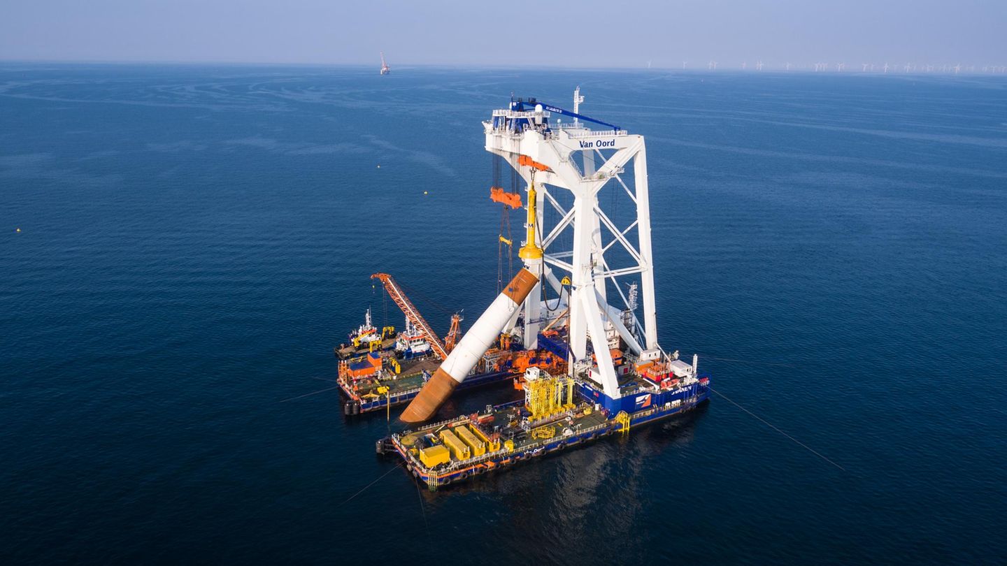 Platz 4 im Ranking belegt der 102,7 Meter lange und 71,8 Meter breite Schiffskran Svanen. Er wird vor allem bei Montagearbeiten von Brücken und Windparks eingesetzt. Seine Tragkraft beträgt 8700 Tonnen.