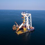 Platz 4 im Ranking belegt der 102,7 Meter lange und 71,8 Meter breite Schiffskran Svanen. Er wird vor allem bei Montagearbeiten von Brücken und Windparks eingesetzt. Seine Tragkraft beträgt 8700 Tonnen.