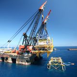 Hermod: Der halb-tauchende Japaner liegt bis zu 28,2 Meter unter der Wasseroberfläche. Das leistungsstarke Kranschiff belegt mit seiner Tragfähigkeit von 8100 Tonnen den fünften und damit letzten Platz im Ranking der stärksten Krane.