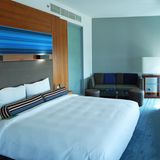 Aloft Abu Dhabi  Ebenfalls beim Messegelände hat die Starwood-Gruppe aus den Vereinigten Staaten ein Haus der Marke Aloft. Die Lifestyle-Hotels - in Abu Dhabi mit Außenpool - sind ein Ableger der W-Hotels, sind aber bedeutend preiswerter und eher der Drei-Sterne-Kategorie zuzuordnen.  Infos: www.aloftabudhabi.com