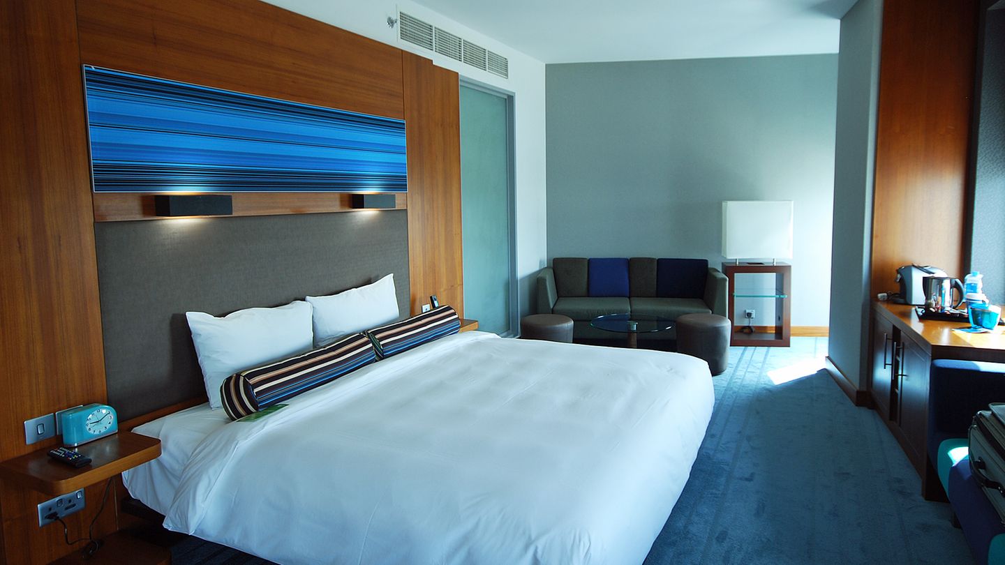 Aloft Abu Dhabi  Ebenfalls beim Messegelände hat die Starwood-Gruppe aus den Vereinigten Staaten ein Haus der Marke Aloft. Die Lifestyle-Hotels - in Abu Dhabi mit Außenpool - sind ein Ableger der W-Hotels, sind aber bedeutend preiswerter und eher der Drei-Sterne-Kategorie zuzuordnen.  Infos: www.aloftabudhabi.com