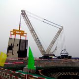 Der Zweitplatzierte unter den Top 5 der größten Krane der Welt ist der Terex Demag CC 8800-1 TWIN. Seine Gesamthöhe erreicht unglaubliche 243 Meter - damit ist das Monster nur um 3 Meter kleiner als der Kran von Liebherr auf Platz 1.