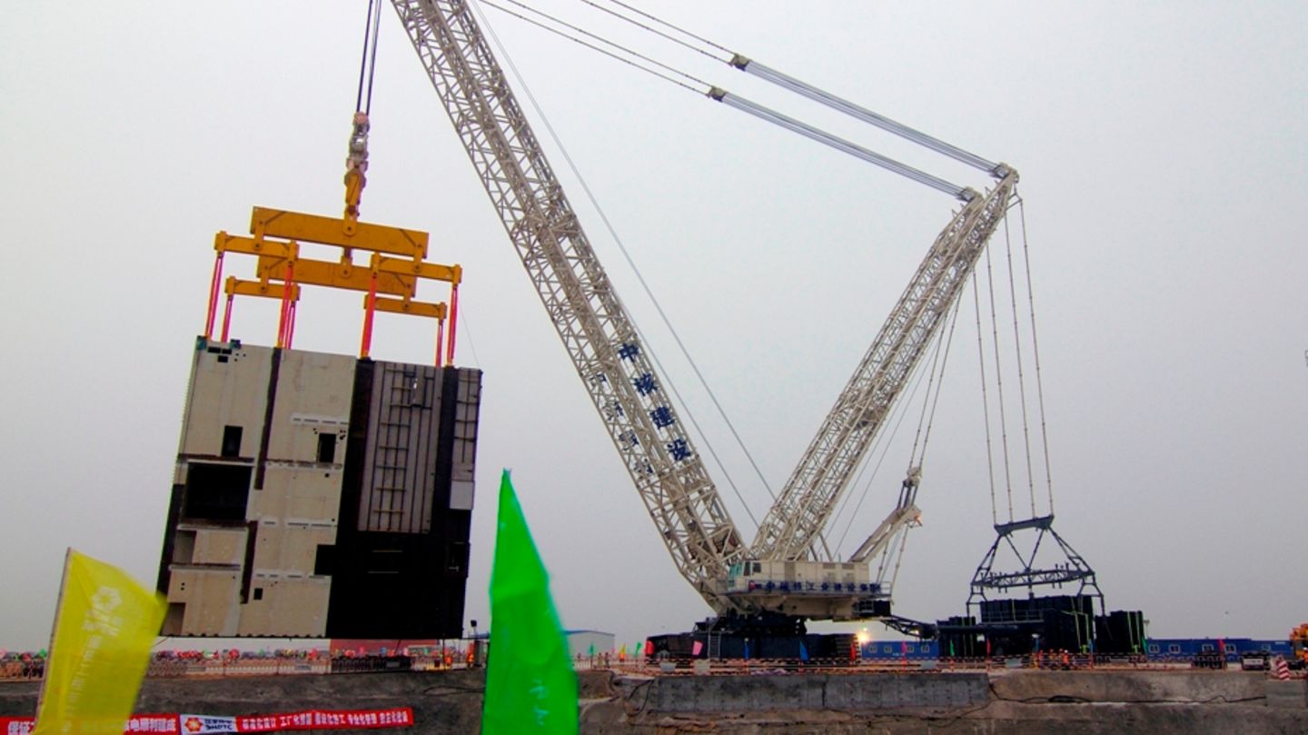 Der Zweitplatzierte unter den Top 5 der größten Krane der Welt ist der Terex Demag CC 8800-1 TWIN. Seine Gesamthöhe erreicht unglaubliche 243 Meter - damit ist das Monster nur um 3 Meter kleiner als der Kran von Liebherr auf Platz 1.