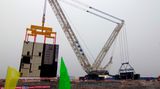Der Zweitplatzierte unter den Top 5 der größten Krane der Welt ist der Terex Demag CC 8800-1 TWIN. Seine Gesamthöhe erreicht unglaubliche 243 Meter - damit ist das Monster nur um 3 Meter kleiner als der Kran von Liebherr auf Platz 1.