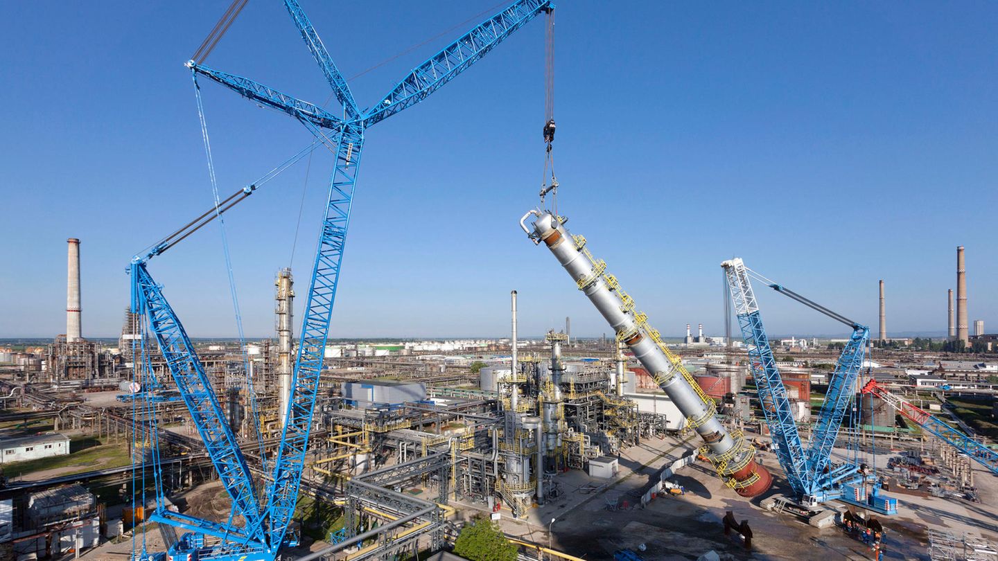 Das Vorgängermodell des Erstplatzierten im Ranking ist der Liebherr LR 11000. Trotz seiner kompakten Bauweise ist der Mobilkran 222 Meter hoch und befördert ein Gesamtgewicht von 1000 Tonnen.