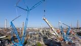 Das Vorgängermodell des Erstplatzierten im Ranking ist der Liebherr LR 11000. Trotz seiner kompakten Bauweise ist der Mobilkran 222 Meter hoch und befördert ein Gesamtgewicht von 1000 Tonnen.