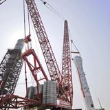 Den 4 Platz in unserem Ranking belegt das Vorgängermodell des Zweitplatzierten. Der Gittermastkran ist mit seiner Höhe von 216 Metern größer als das Washington Monument mit 169 Metern.