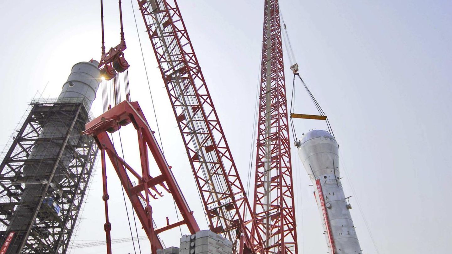 Den 4 Platz in unserem Ranking belegt das Vorgängermodell des Zweitplatzierten. Der Gittermastkran ist mit seiner Höhe von 216 Metern größer als das Washington Monument mit 169 Metern.