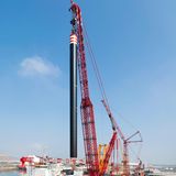 Der Liebherr LR 13000 ist mit seiner Höhe von 246 Metern der höchste Raupenkran der Welt – höher als beispielsweise der Stuttgarter Fernsehturm. Vor dem Transport wird er in kleinere Teile zerlegt, an den Einsatzort gebracht und wieder zusammengebaut. Seine Gesamttragfähigkeit beträgt stolze 3000 Tonnen.