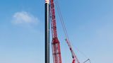 Der Liebherr LR 13000 ist mit seiner Höhe von 246 Metern der höchste Raupenkran der Welt – höher als beispielsweise der Stuttgarter Fernsehturm. Vor dem Transport wird er in kleinere Teile zerlegt, an den Einsatzort gebracht und wieder zusammengebaut. Seine Gesamttragfähigkeit beträgt stolze 3000 Tonnen.