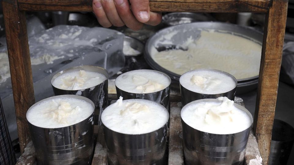 Nach Angaben der Polizei wurde die vergiftete Milch für Lassi verwendet, einen in Südostasien populären Joghurt-Drink