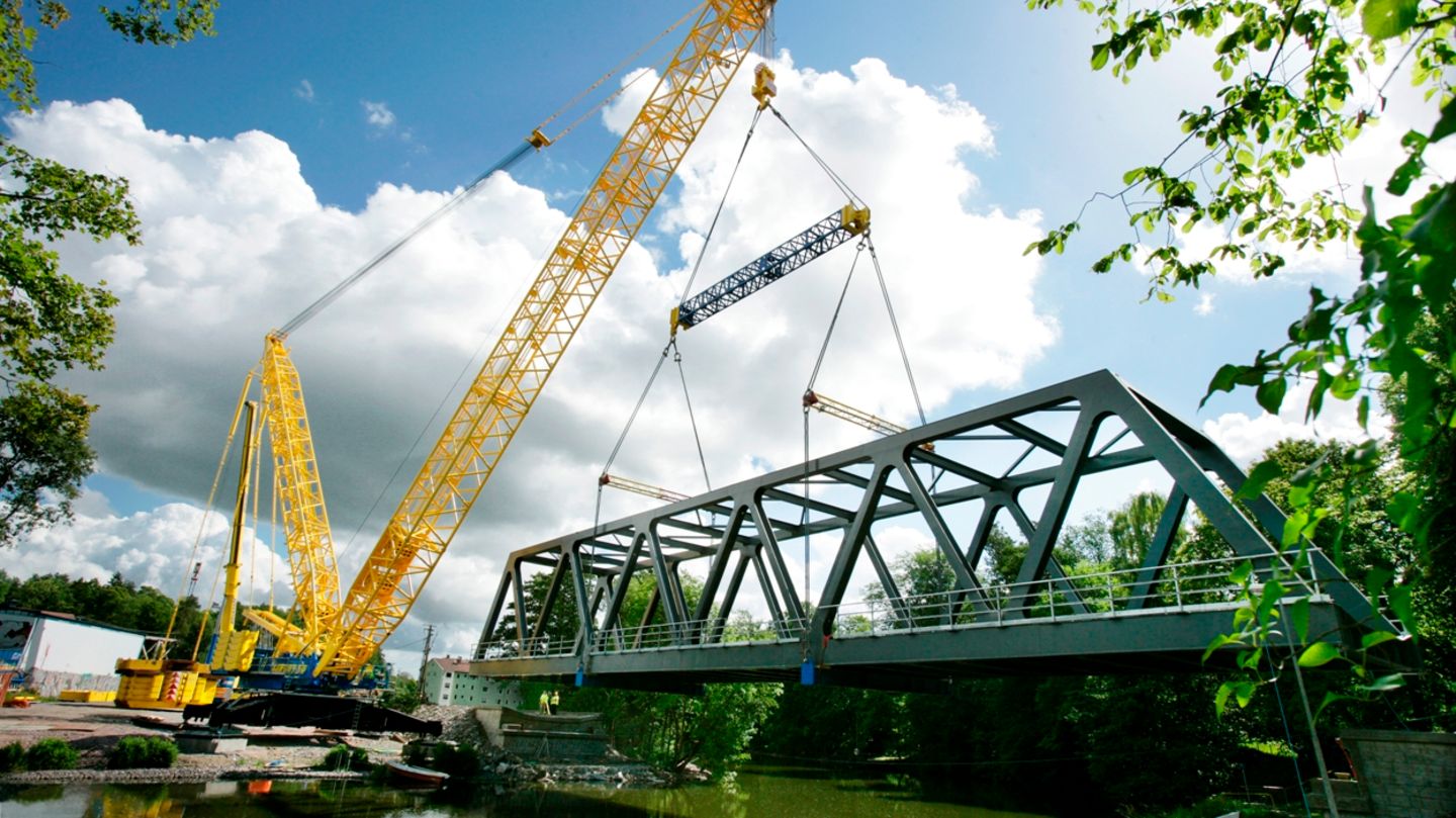 Der Letzte in der Liste der höchsten Riesenraupenkrane der Welt ist der Terex Demag CC 6800-1. Dieses Modell ist 204 Meter hoch und kann stolze 1.250 Tonnen Ballast tragen.