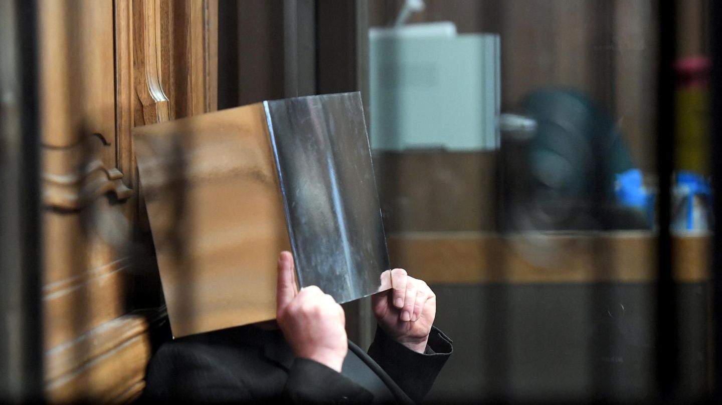 Angeklagter im Prozess um zerstückelte Leiche in der Tiefkühltruhe verbirgt sein Gesicht