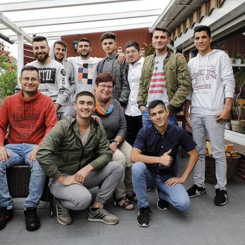Renate Hoppe (63, M.) mit zehn ihrer elf Schützlinge, v.l.n.r. vorne:  Youssef (37), Shiar (21), Zead (19), hinten: Abdulla (21), Mohammad (21), Shivan (18), Ali (16), Dilwar (21), Hamed (23) und Nouhad (17)