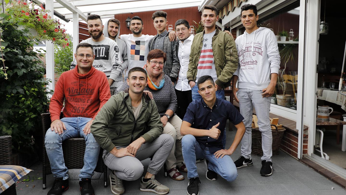 Renate Hoppe (63, M.) mit zehn ihrer elf Schützlinge, v.l.n.r. vorne:  Youssef (37), Shiar (21), Zead (19), hinten: Abdulla (21), Mohammad (21), Shivan (18), Ali (16), Dilwar (21), Hamed (23) und Nouhad (17)