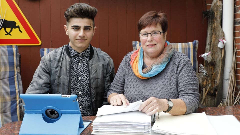Integration: Ali über den Unterlagen mit Renate Hoppe, die sein Vormund ist Ali über den Unterlagen mit Renate Hoppe, die sein Vormund ist