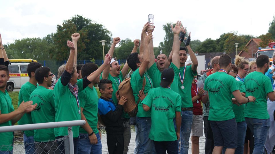 Integration: Beim Drachenbootrennen in Glückstadt wurden die Syrer zwar nicht Erste, aber heimsten einen Preis für die beste Präsentation ein. Beim Drachenbootrennen in Glückstadt wurden die Syrer zwar nicht Erste, aber heimsten einen Preis für die beste Präsentation ein.