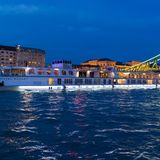 Flussschiff des Jahres: "Crystal Mozart"  Die Wiedererweckung einer alten Lady: Es ist ein Schiff mit Geschichte, zu neuem Leben erweckt von einer Reederei, die wir bisher nur aus dem Hochseemarkt kannten: "Die einstige Deilmann-Queen "Mozart" kreuzt nun als "Crystal Mozart" auf der Donau – und fährt dort aller Konkurrenz davon. Mit Butler-Service in ihren Luxus- und Penthouse-Suiten, mit einem Spa samt Innenpool, mit Sterne-Küche in fünf Restaurants und einem Beiboot für Spritztouren", lobt ein Jury-Mitglied.