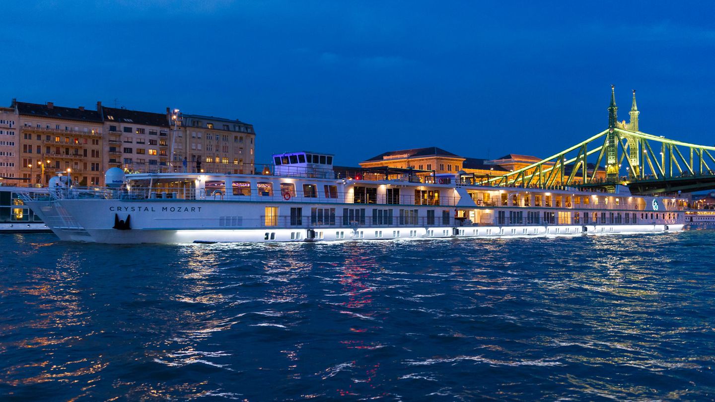 Flussschiff des Jahres: "Crystal Mozart"  Die Wiedererweckung einer alten Lady: Es ist ein Schiff mit Geschichte, zu neuem Leben erweckt von einer Reederei, die wir bisher nur aus dem Hochseemarkt kannten: "Die einstige Deilmann-Queen "Mozart" kreuzt nun als "Crystal Mozart" auf der Donau – und fährt dort aller Konkurrenz davon. Mit Butler-Service in ihren Luxus- und Penthouse-Suiten, mit einem Spa samt Innenpool, mit Sterne-Küche in fünf Restaurants und einem Beiboot für Spritztouren", lobt ein Jury-Mitglied.