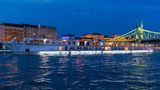 Flussschiff des Jahres: "Crystal Mozart"  Die Wiedererweckung einer alten Lady: Es ist ein Schiff mit Geschichte, zu neuem Leben erweckt von einer Reederei, die wir bisher nur aus dem Hochseemarkt kannten: "Die einstige Deilmann-Queen "Mozart" kreuzt nun als "Crystal Mozart" auf der Donau – und fährt dort aller Konkurrenz davon. Mit Butler-Service in ihren Luxus- und Penthouse-Suiten, mit einem Spa samt Innenpool, mit Sterne-Küche in fünf Restaurants und einem Beiboot für Spritztouren", lobt ein Jury-Mitglied.