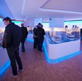 Sonderpreis der Jury: Meyer Werft  Erstmals vergeben: Der Sonderpreis der Jury der Kreuzfahrt Guide Awards. Einstimming geht er an die Meyer Werft an der Ems. Das Papenburger Unternehmen gilt in der Branche als "perfekt, pünktlich, innovativ und weltweit wettbewerbsfähig.", sagt die Jury. Die Meyer Werft "gibt nicht nur ihren über 3000 Mitarbeitern, sondern einer ganzen Region Arbeit – seit mehr als 220 Jahren schon: 1795 wurde das bis heute familiengeführte Unternehmen gegründet. Doch Tradition hilft nichts, wenn man nicht die Zukunft im Blick hat – wie Meyer beweist: So hat die Werft beispielsweise die Herausforderung der ersten reinen LNG-Schiffe angenommen." Und ist mit ihrem Besucherzentrum auch eine Touristenattraktion geworden.