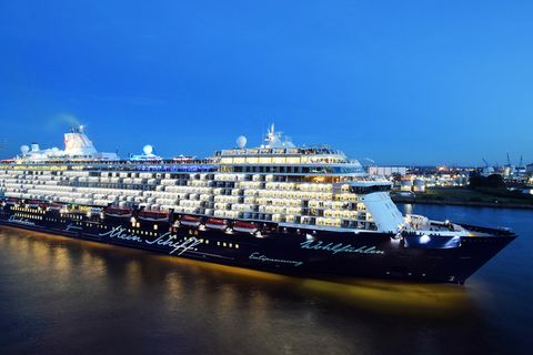 Sport & Wellness: "Mein Schiff 6"  Es gibt viele Schiffe, die ausgezeichnete Sport- und Wellness-Angebote haben. Aber die "Mein Schiff 6", das neuste Schiff von Tui Cruises, versteht es, das Beste aus beiden Welten in einem Gesamtkonzept zu vereinen. "Ausschlaggebend ist zudem immer noch der phantastische 25-Meter-Pool", heißt es in der Begründung. "Und weil zum gesunden Lebensstil auch eine gute Ernährung gehört, sind die 'Ganz schön gesund'-Gerichte in den Restaurants eine optimale Ergänzung." 