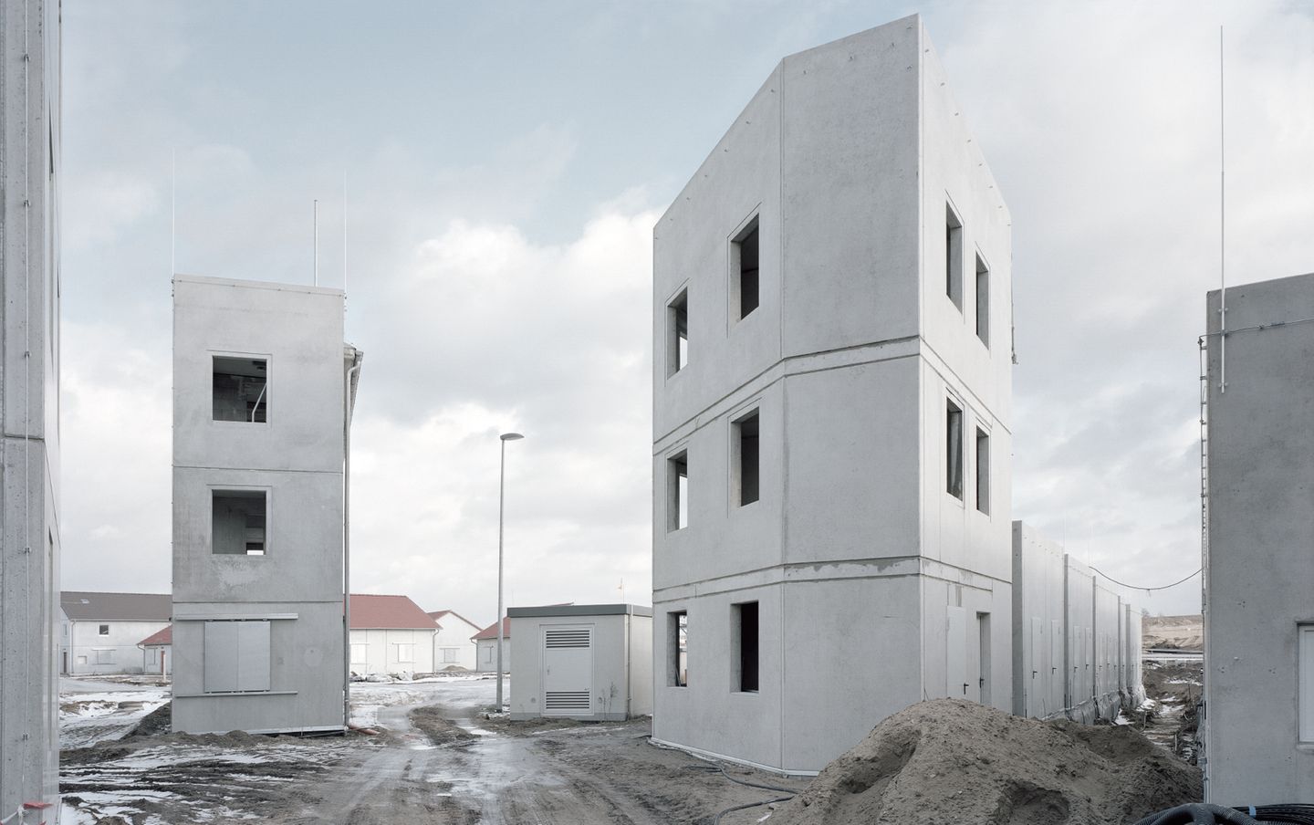 Halbfertige Plattenbauten: Auch das französische Militär trainiert für den Häuserkampf in einer künstlich errichteten Stadt.