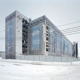 Eine vom Wind zerzauste, auf Kunstoffbahnen aufgedruckte Fassade in der russischen Millionenmetropole Ufa.