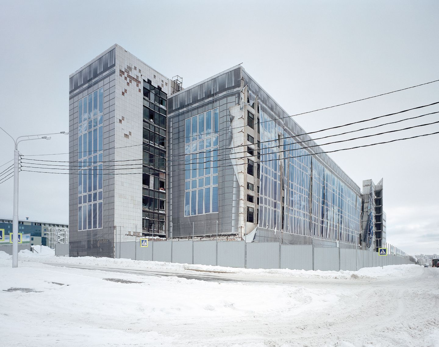 Eine vom Wind zerzauste, auf Kunstoffbahnen aufgedruckte Fassade in der russischen Millionenmetropole Ufa.