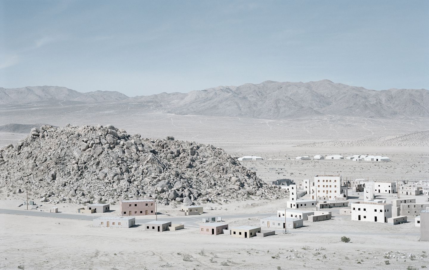 Eine wüstenähnliche Landschaft wie in Afghanistan: Das militärische Übungsgebiet Tiefort City in Kalifornien, auf halben Wege zwischen Los Angeles und dem Death Valley gelegen.