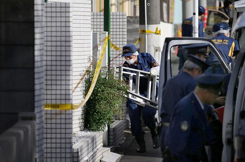 Zama, Japan: Polizeibeamte vor der Wohnung, in der neun Leichen entdeckt wurden.
