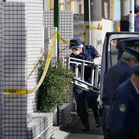 Zama, Japan: Polizeibeamte vor der Wohnung, in der neun Leichen entdeckt wurden.