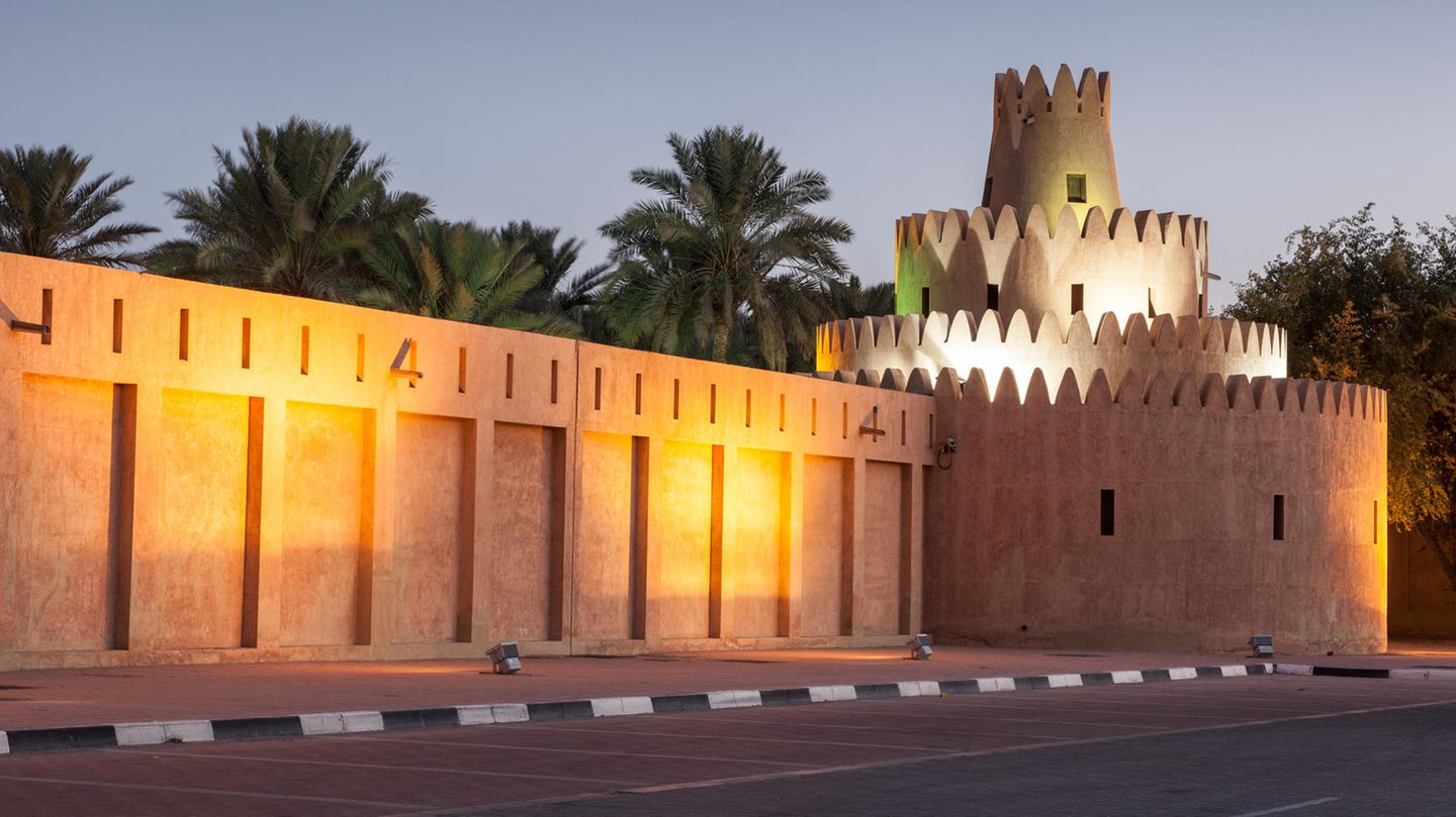 Al Ain Palace Museum  Wenn man der Oasenstadt einen Besuch abstattet, sollte man einen Blick in das älteste Museum Abu Dhabis werfen. In dem Sultan-Fort mit seinen Türmen aus Tonziegeln erfährt man viel über die 5000-jährige Geschichte der Region und die traditionellen Sitten und Gebräuche der Bevölkerung.  Infos: https://visitabudhabi.ae