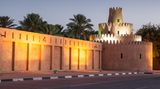 Al Ain Palace Museum  Wenn man der Oasenstadt einen Besuch abstattet, sollte man einen Blick in das älteste Museum Abu Dhabis werfen. In dem Sultan-Fort mit seinen Türmen aus Tonziegeln erfährt man viel über die 5000-jährige Geschichte der Region und die traditionellen Sitten und Gebräuche der Bevölkerung.  Infos: https://visitabudhabi.ae