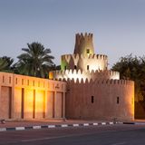 Al Ain Palace Museum  Wenn man der Oasenstadt einen Besuch abstattet, sollte man einen Blick in das älteste Museum Abu Dhabis werfen. In dem Sultan-Fort mit seinen Türmen aus Tonziegeln erfährt man viel über die 5000-jährige Geschichte der Region und die traditionellen Sitten und Gebräuche der Bevölkerung.  Infos: https://visitabudhabi.ae