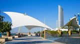 Bummeln an der Corniche Abu Dhabi  Die Corniche erstreckt sich über viele Kilometer an der Küste entlang. Für viele ist die Strandpromenade eine Flaniermeile, andere bevorzugen den mit einer "Blauen Flagge" ausgezeichneten Sandstrand zum Chillen - oder gehen zum Schwimmen und Abkühlen ins Wasser.