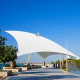 Bummeln an der Corniche Abu Dhabi  Die Corniche erstreckt sich über viele Kilometer an der Küste entlang. Für viele ist die Strandpromenade eine Flaniermeile, andere bevorzugen den mit einer "Blauen Flagge" ausgezeichneten Sandstrand zum Chillen - oder gehen zum Schwimmen und Abkühlen ins Wasser.
