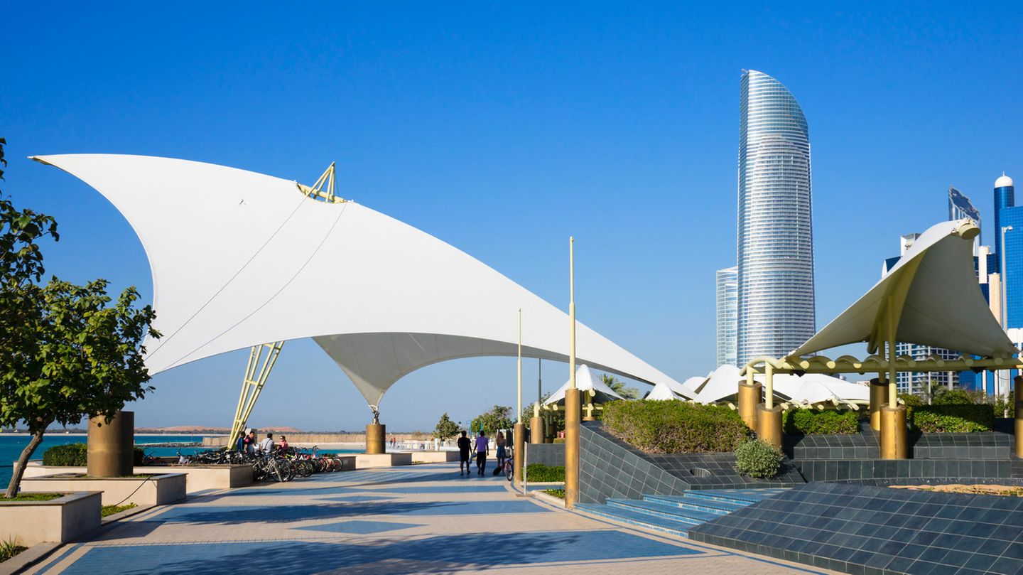 Wichtigste Sehenswürdigkeiten: Bummeln an der Corniche Abu Dhabi Die Corniche erstreckt sich über viele Kilometer an der Küste entlang. Für viele ist die Strandpromenade eine Flaniermeile, andere bevorzugen den mit einer "Blauen Flagge" ausgezeichneten Sandstrand zum Chillen - oder gehen zum Schwimmen und Abkühlen ins Wasser. Bummeln an der Corniche Abu Dhabi Die Corniche erstreckt sich über viele Kilometer an der Küste entlang. Für viele ist die Strandpromenade eine Flaniermeile, andere bevorzugen den mit einer "Blauen Flagge" ausgezeichneten Sandstrand zum Chillen - oder gehen zum Schwimmen und Abkühlen ins Wasser.