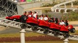 Ferrari World auf Yas Island  Der Themenpark auf Yas Island bietet 20 verschiedene Attraktionen, sowohl innen wie auch auf der Außenanlage wie eine Freizeitrennstrecke und eine Gokartbahn. Neben Fahrzeugen ist das besondere Highlight die "Formula Rossa", die schnellste Achterbahn der Welt. Sie beschleunigt wie ein Ferrari - von 0 auf 100 Stundenkilometer in 2,9 Sekunden.  Infos: https://ferrariworldabudhabi.com