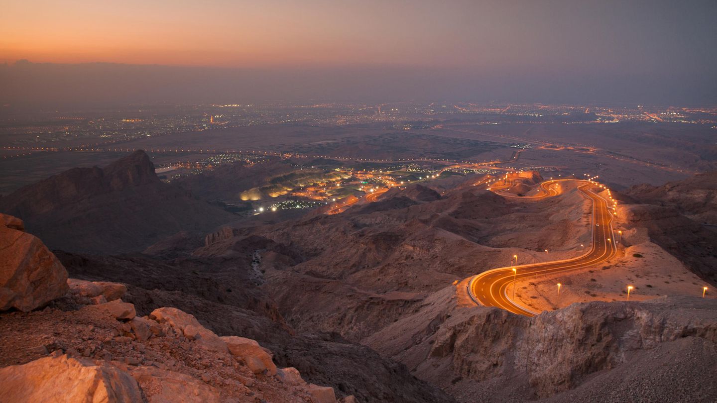 Ausflug nach Al Ain  Die Oasenstadt mit mehr als 600.000 Einwohnern an der Grenze zum Sultanat Oman erreicht man mit einer eineinhalbstündigen Autofahrt aus Abu Dhabi in östliche Richtung. Die alte Siedlung hat auch als Beinamen "Gartenstadt des Arabischen Golfs". Vom 1240 Meter hohen Berg Jebel Hafeet, dem zweithöchsten Berg der Vereinigten Arabischen Emirate, hat man einen guten Überblick.  Sie ist eine der ältesten ununterbrochen bewohnten Siedlungen der Welt und Kulturerbestätten des Landes und Weltkulturerbe.  Infos: https://visitabudhabi.ae
