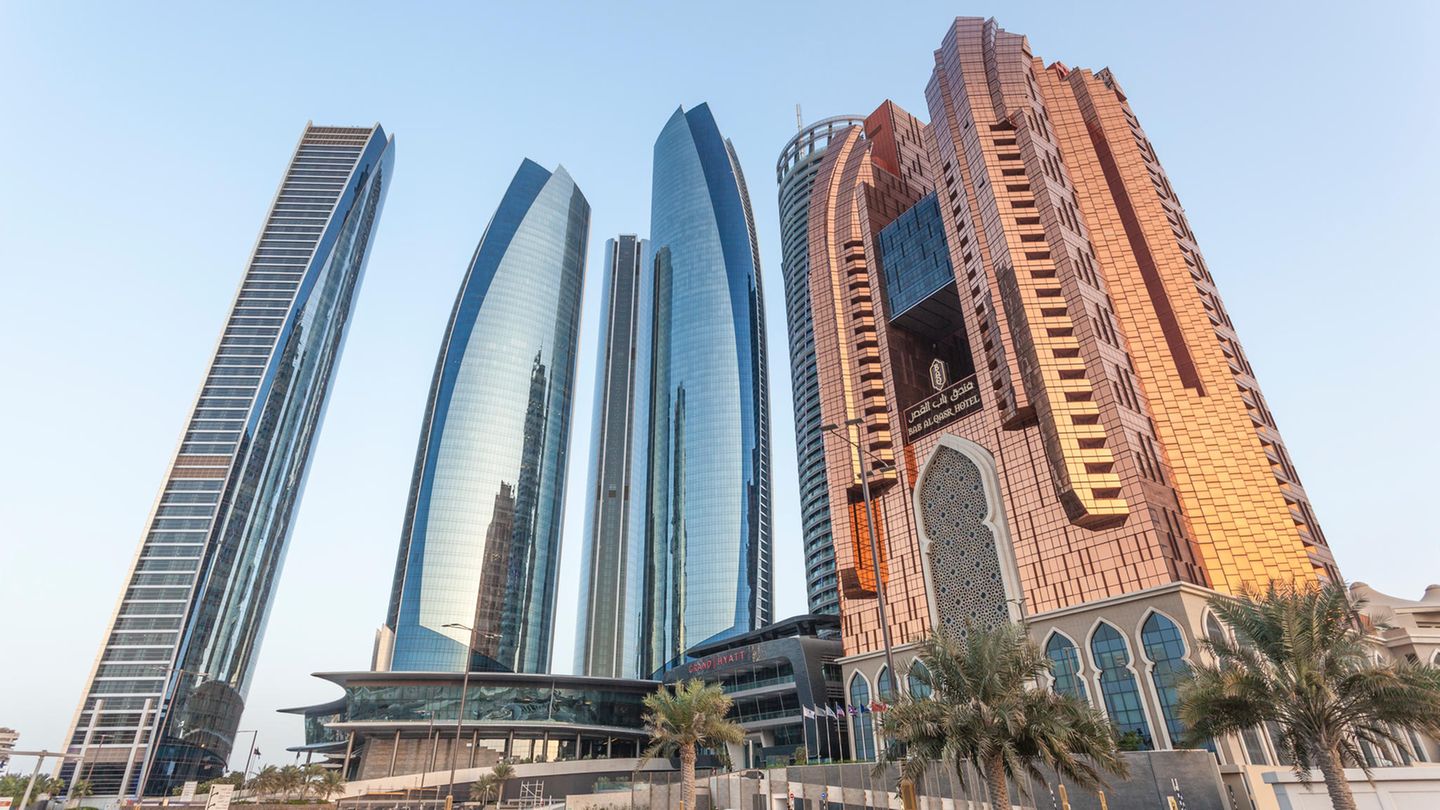 Wichtigste Sehenswürdigkeiten: Observation Deck at 300 Über den Dächern von Abu Dhabi: In der 74. Etage im zweiten der fünf Etihad Türme kann man den Ausblick aus 300 Metern Höhe auf Abu Dhabi bewundern. Gleichzeitig hat man Zutritt zum höchstgelegenen Restaurant der Stadt. Infos: www.jumeirah.com Observation Deck at 300 Über den Dächern von Abu Dhabi: In der 74. Etage im zweiten der fünf Etihad Türme kann man den Ausblick aus 300 Metern Höhe auf Abu Dhabi bewundern. Gleichzeitig hat man Zutritt zum höchstgelegenen Restaurant der Stadt. Infos: www.jumeirah.com