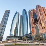 Observation Deck at 300  Über den Dächern von Abu Dhabi: In der 74. Etage im zweiten der fünf Etihad Türme kann man den Ausblick aus 300 Metern Höhe auf Abu Dhabi bewundern. Gleichzeitig hat man Zutritt zum höchstgelegenen Restaurant der Stadt.  Infos: www.jumeirah.com