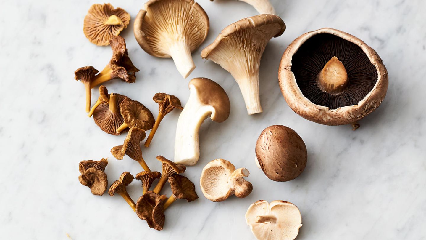 Die Pilze dazugeben, größere Exemplare in Stücke geteilt, mit Meersalz und schwarzem Pfeffer würzen und 8 Minuten goldbraun braten. Ab und zu durchschwenken.